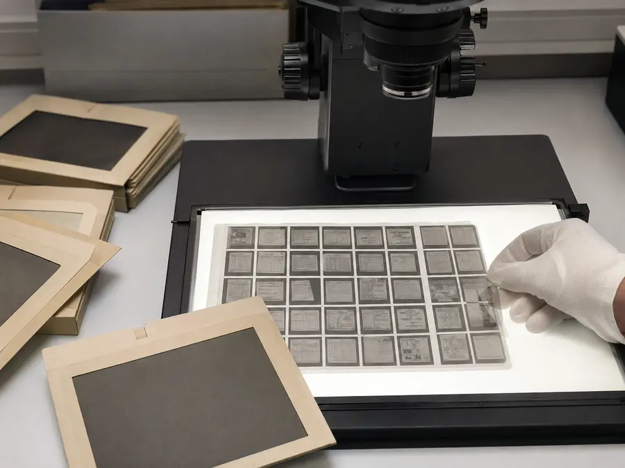 Microfiche op een verlichte digitaliseertafel