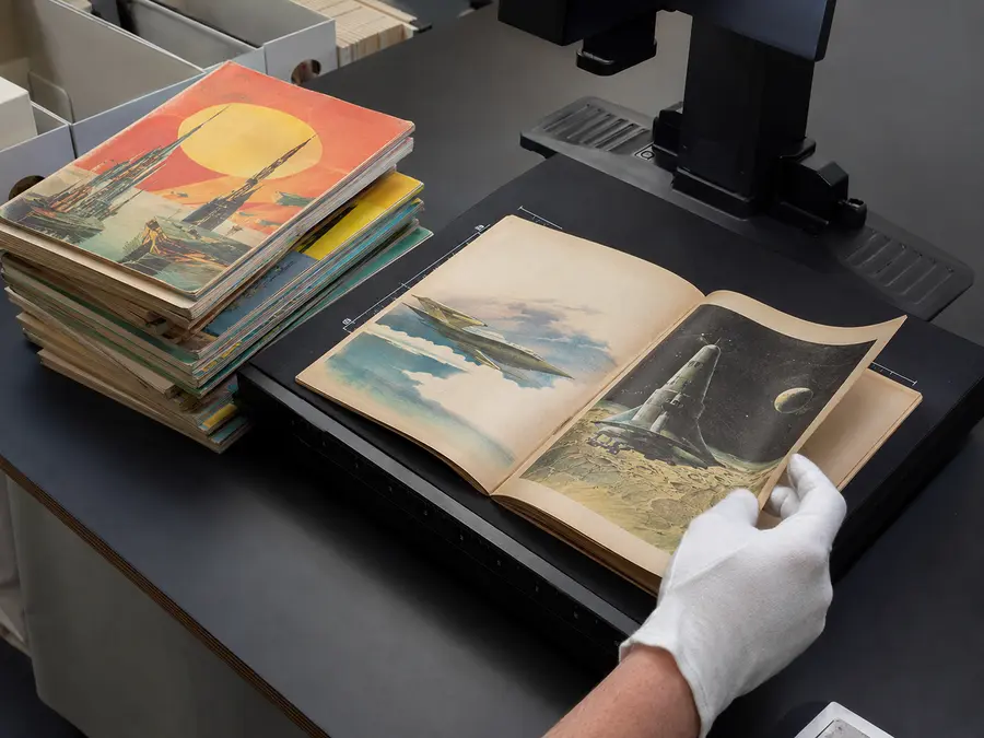 Tijdschriften op een professionele digitaliseertafel