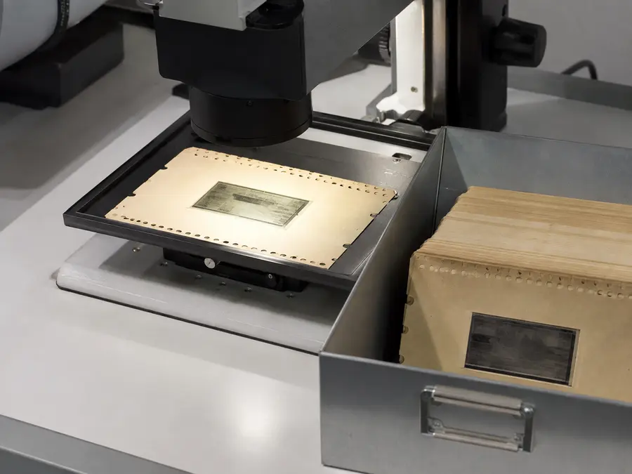 Vensterponskaarten onder een gespecialiseerde scanner